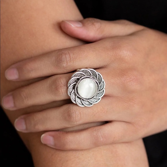 Paparazzi Gardenia Glow - White Ring